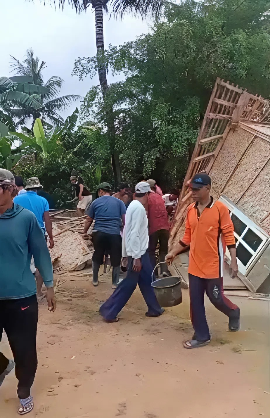 Tak ada Hujan dan Angin, Rumah Warga Margakaya Pringsewu Ambruk