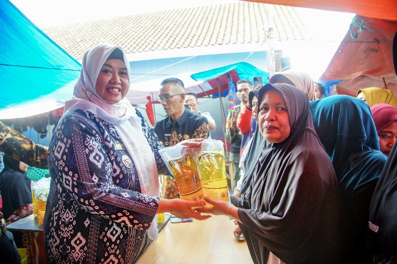 Gerakan Penetrasi Pasar di Pagelaran Disambut Antusias, Pemkab Pringsewu Tekan Harga Pangan