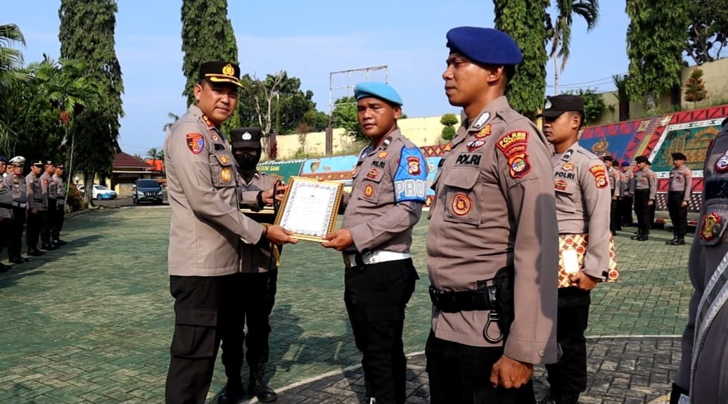 Gagalkan Aksi Bunuh Diri, 4 Personel Polres Tanggamus Terima Piagam Penghargaan