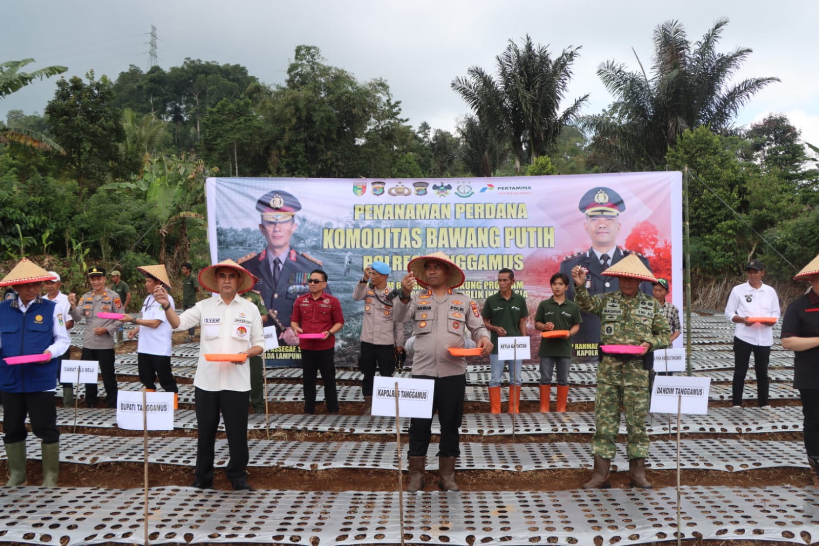 Polres Tanggamus Tanam Perdana Bawang Putih di Ulu Belu