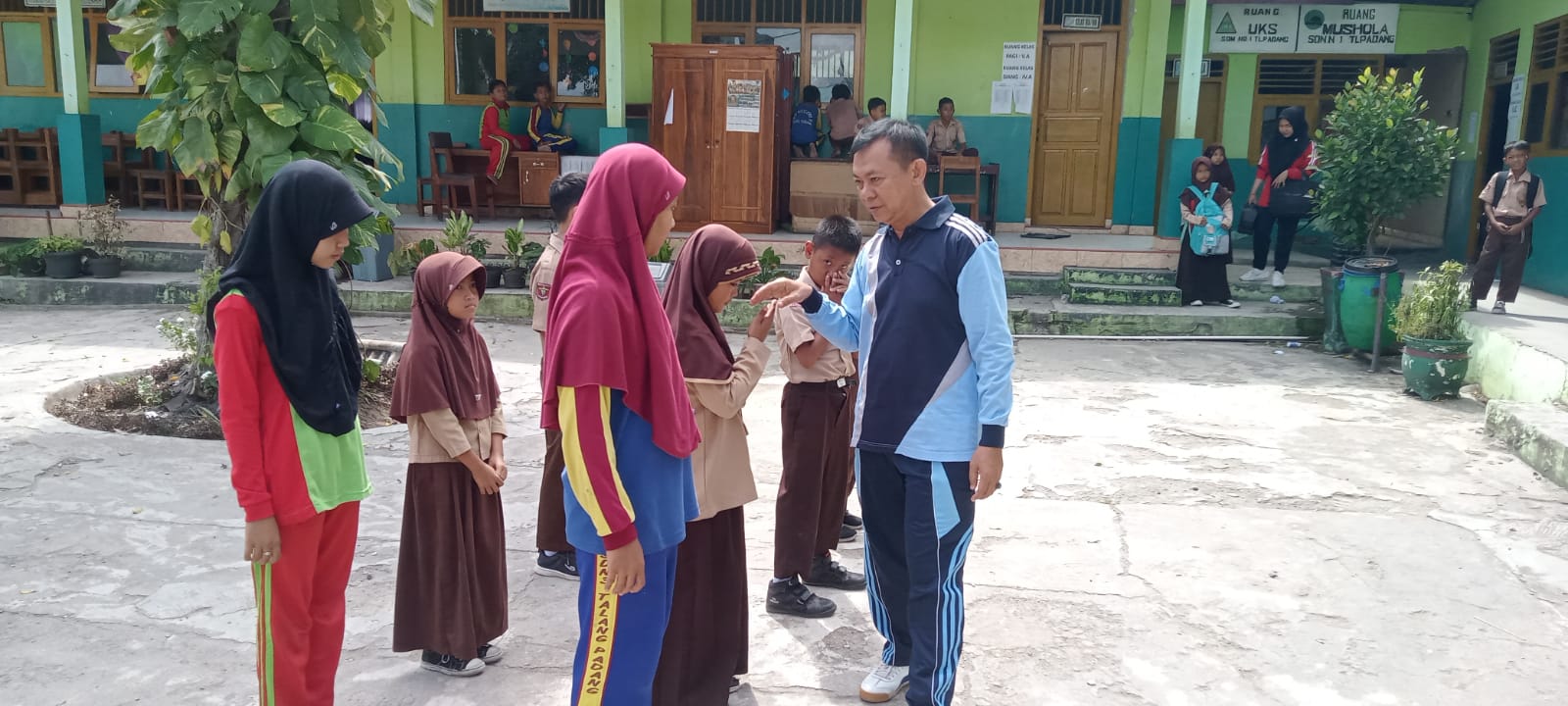 Peringati 10 Muharram, SDN 1 Talang Padang Santuni Anak Yatim