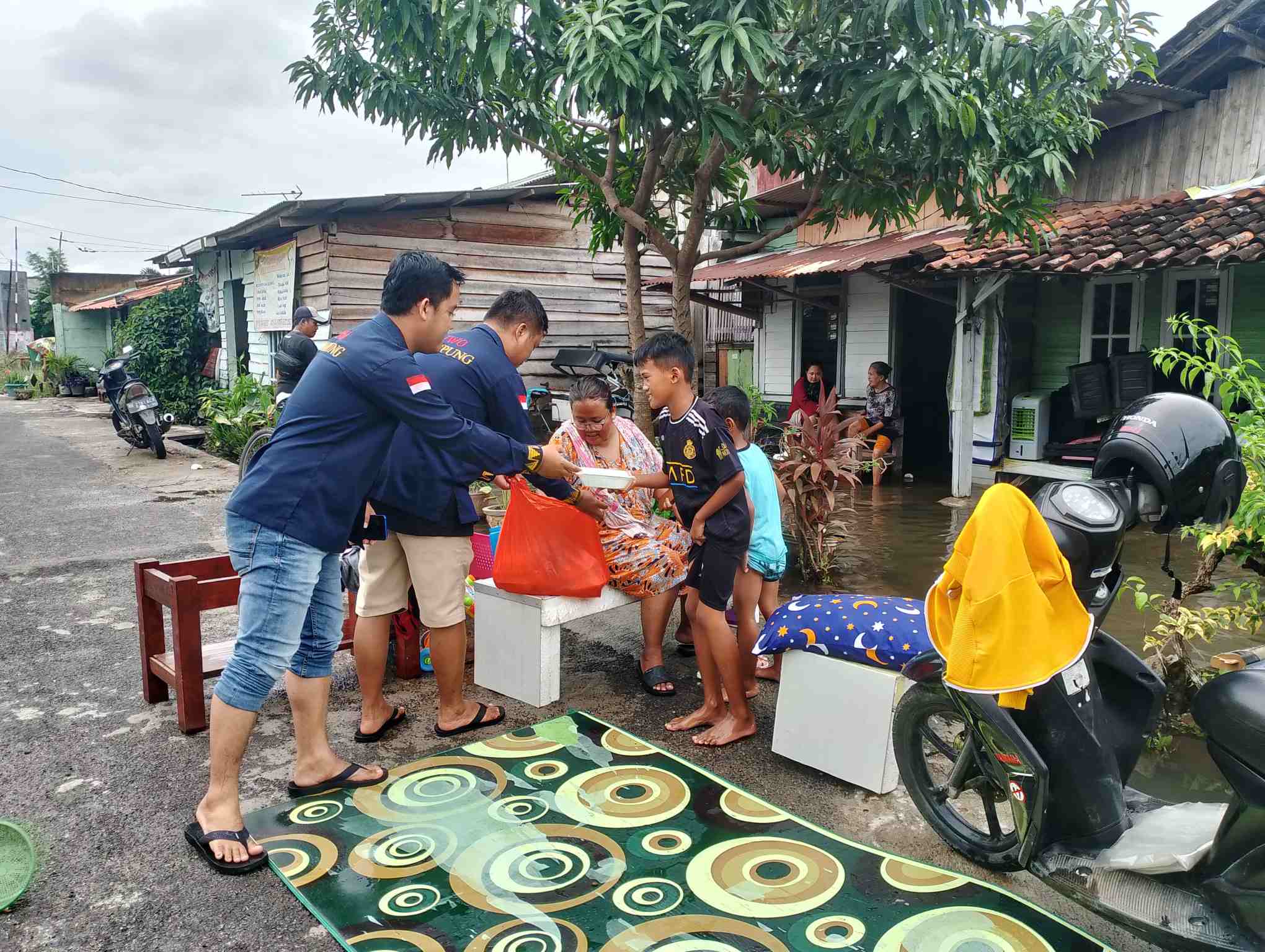 IWO Lampung Bagikan Ratusan Nasi Kotak Untuk Korban Terdampak Banjir di Bandar Lampung