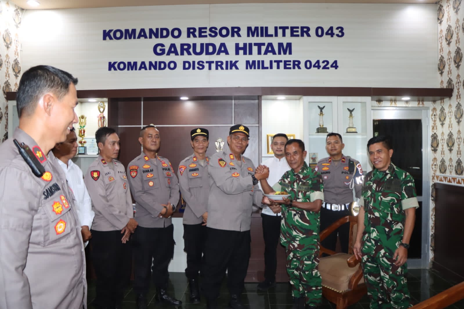 HUT ke-81 TNI, Polres Tanggamus Perkuat Soliditas dengan Kodim 0424