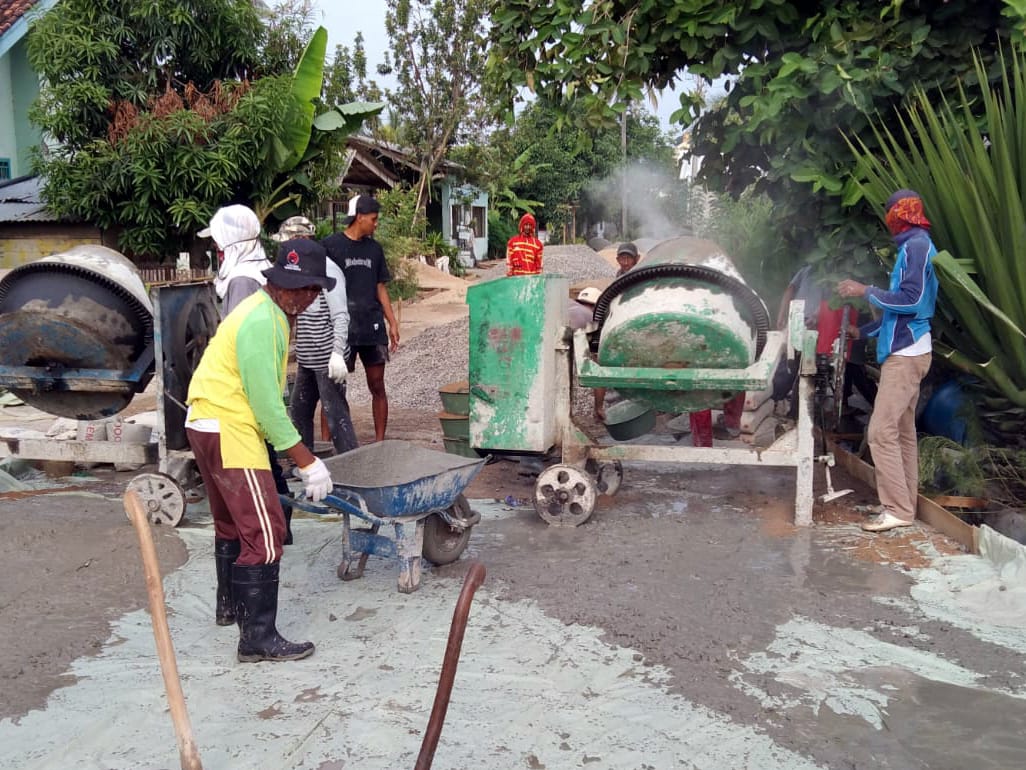 Manfaatkan Dana Desa 2024, Pekon Tambahrejo Barat Pringsewu Semenisasi Badan Jalan 