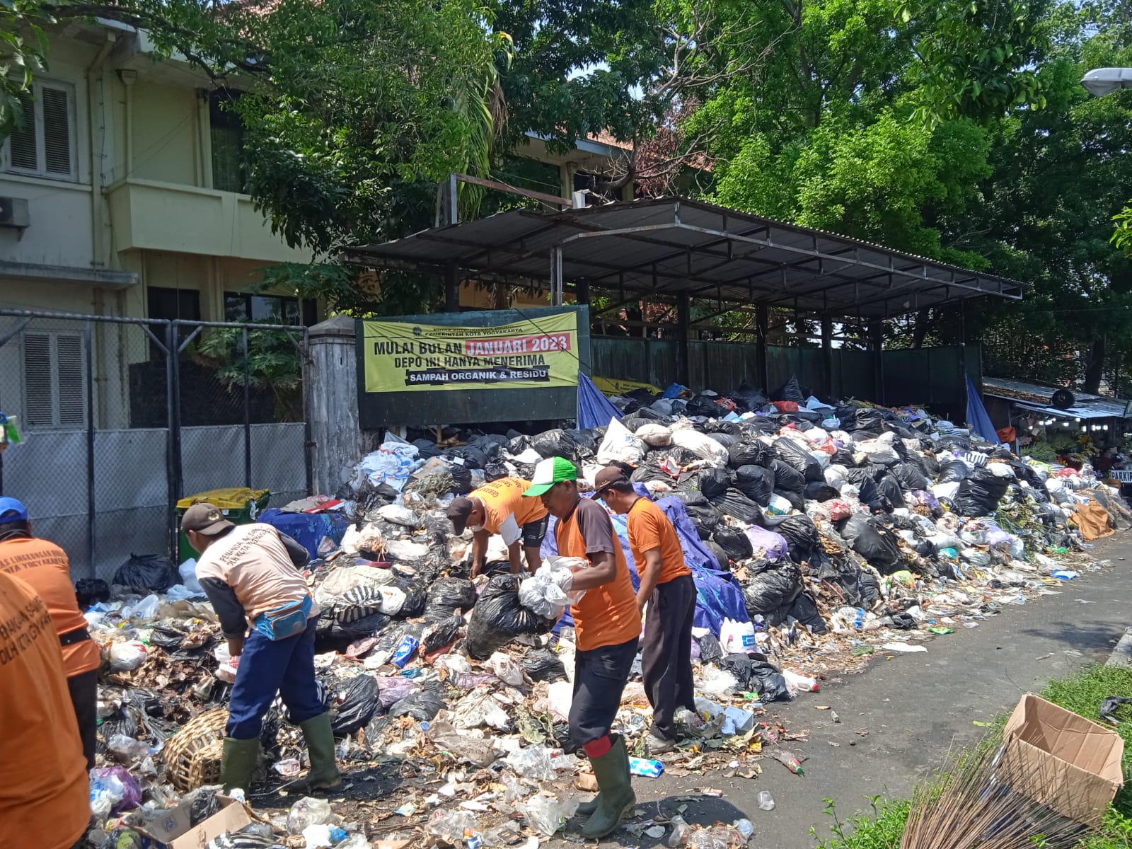 Gunungan Sampah di Kawasan Heritage Kotabaru Yogyakarta, Hingga Menutup Jalan