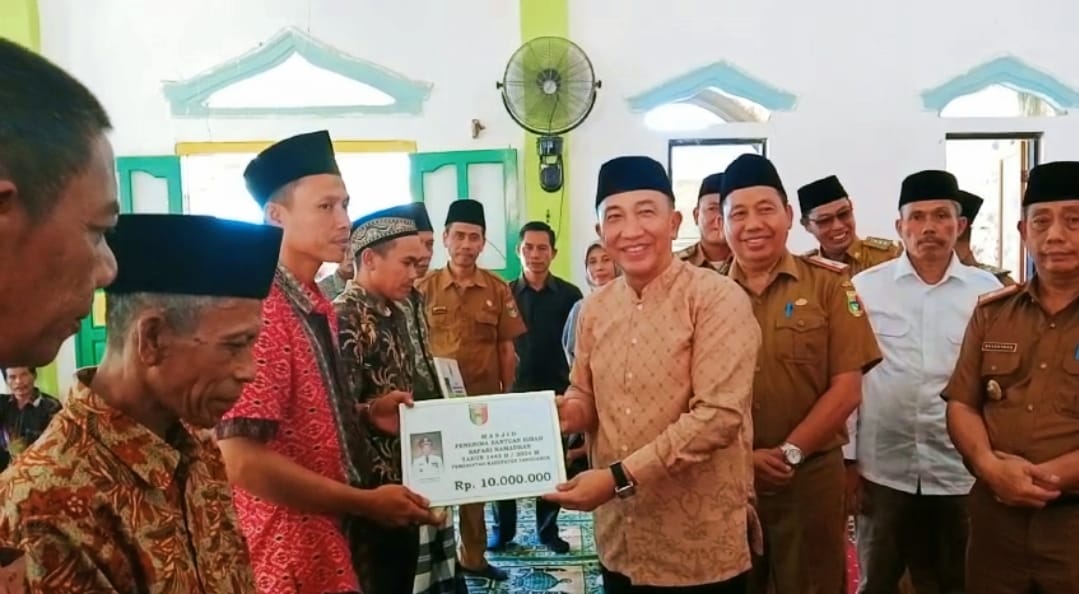 Pj Bupati Tanggamus Mulyadi Irsan Serahkan Bantuan Untuk Masjid dan Mushola