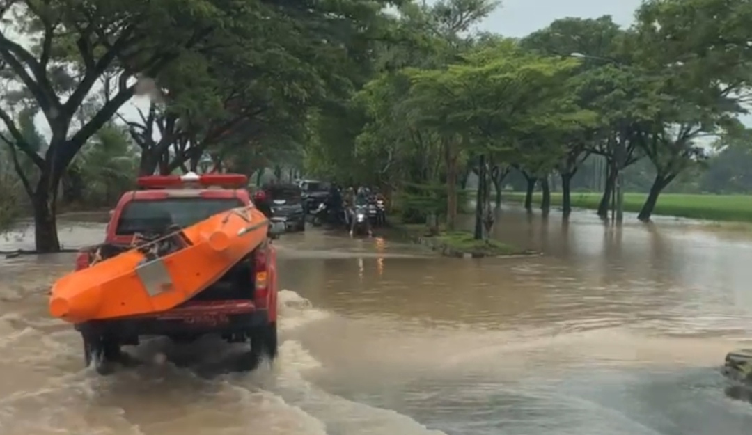 Jalur Dua Area Ngruput Menuju Perkantoran Pemkab Pringsewu Terendam Banjir,Kendaraan Ceper Tak Berani Melintas