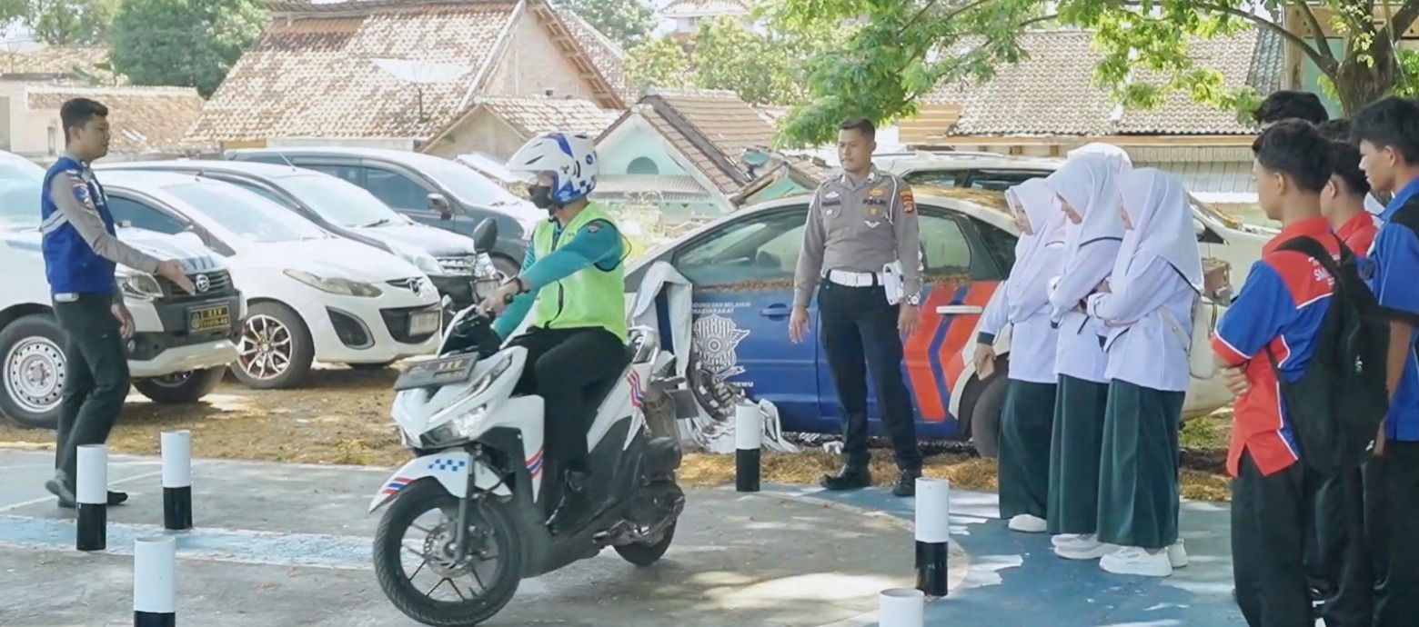 Santri SMKS Nurul Huda Ikuti Pelatihan Tata Cara Dapatkan SIM di Satpas Polres Pringsewu
