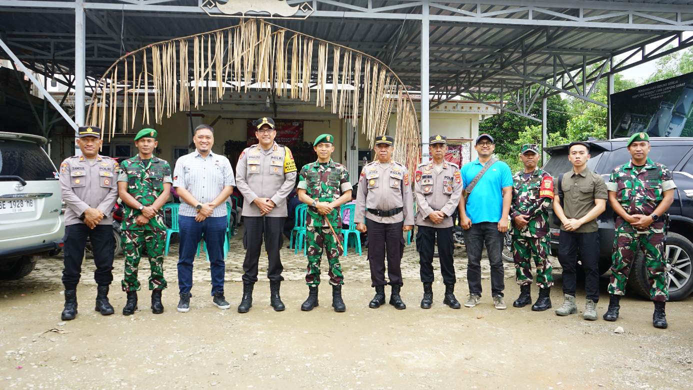 Sinergitas, Dandim Lampung Barat bersama Kapolres Patroli Keliling Gereja di Hari Natal 