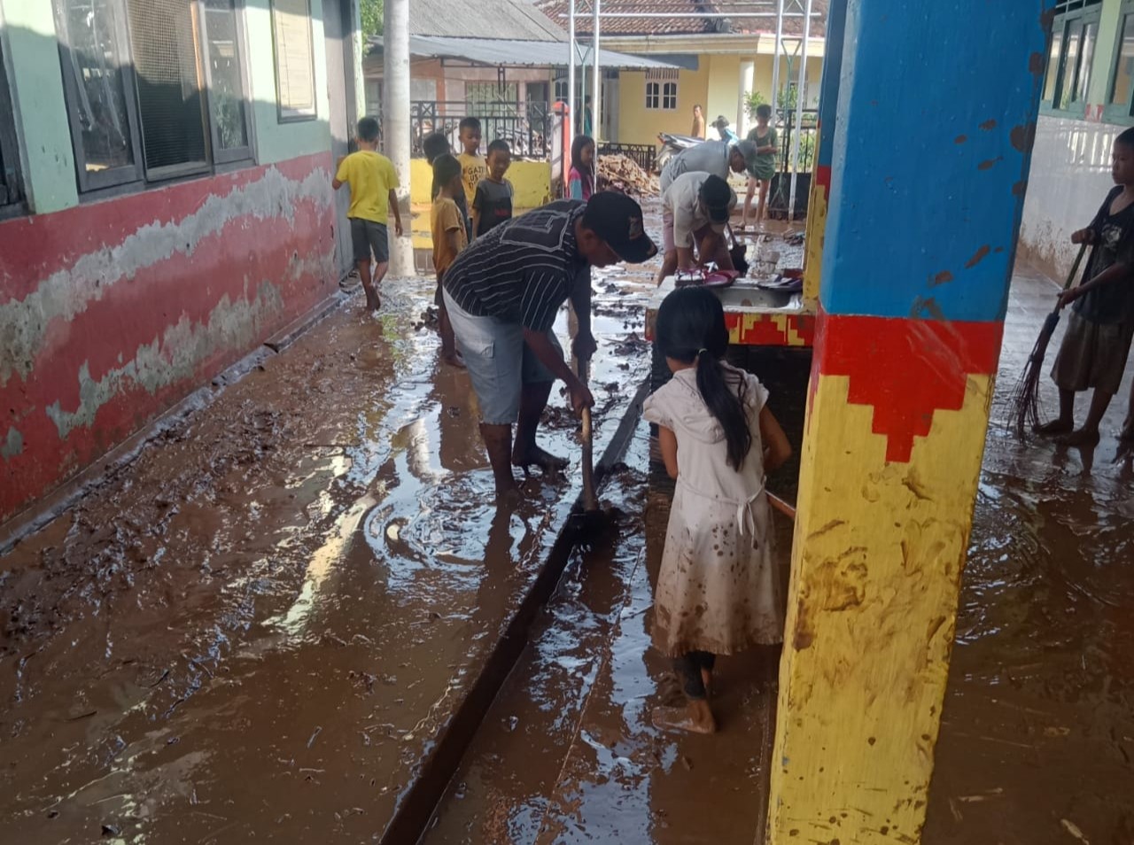 Dampak Banjir, Lantai Dipenuhi Lumpur, Ujian Semester di SDN Betung Ditunda