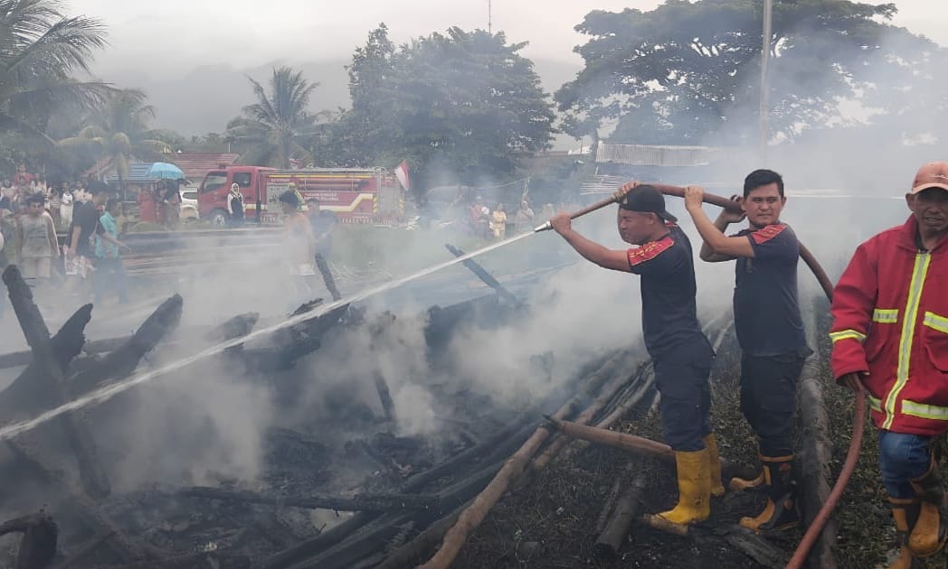 Kapal Bagan Hangus Terbakar di Pantai Dermaga Batu Kota Agung