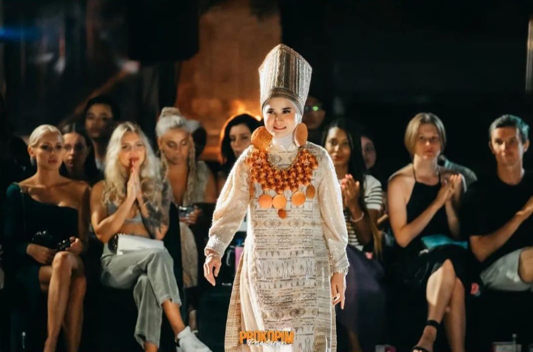 Nanda Mengenakan Sulam Jelujur Tampil di Bali Fashion Parade 2023