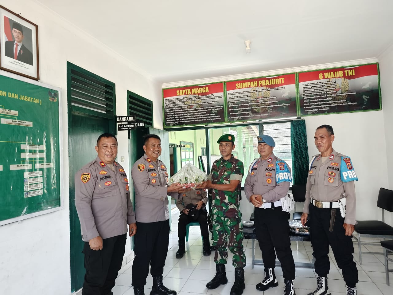 Anggota Polres Tanggamus Datangi 5 Makoramil, Berikan Kejutan Ulang Tahun TNI