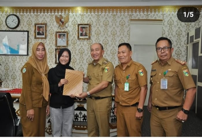 Afina Salsabila Pelajar Asal Tanggamus Peraih Medali Emas Festival Sains Terima Tali Asih dari Pj Bupati 