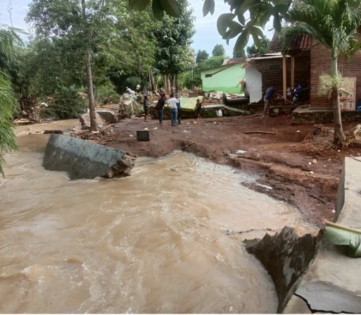 Talud Penahan Banjir di Perumahan Gelora Persada Jebol, Pemukiman Terendam Banjir, Beberapa Rumah Hanyut