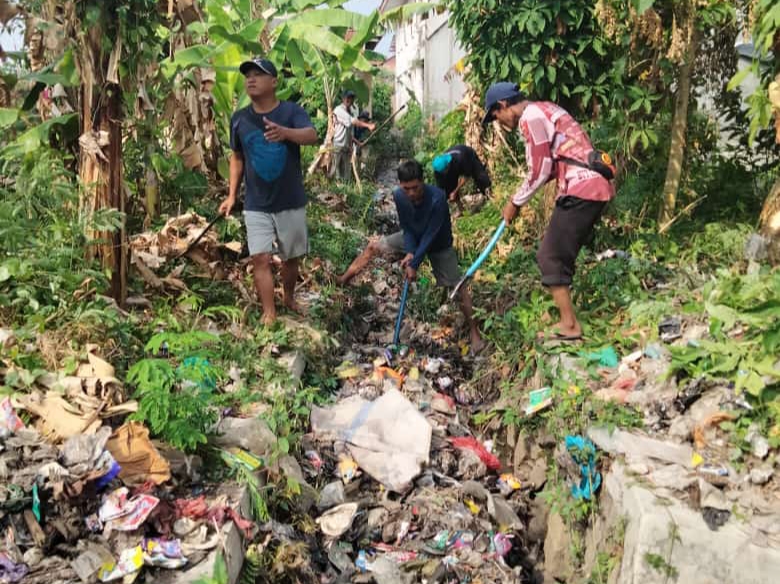Antisipasi Banjir, Aparat Pekon Banding Agung Gotong-royong Bersihkan Siring