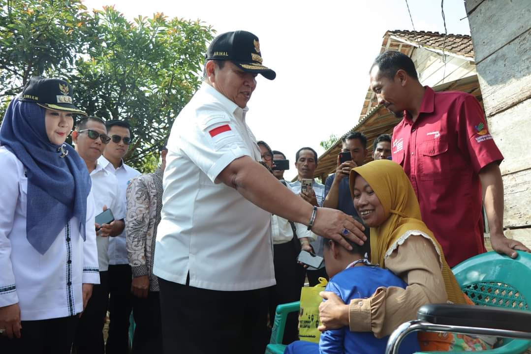 Gubernur Lampung,Arinal Djunaidi Serahkan Bantuan Sembako dan Kursi Roda Bagi Warga Muara Dua, Ulu Belu 