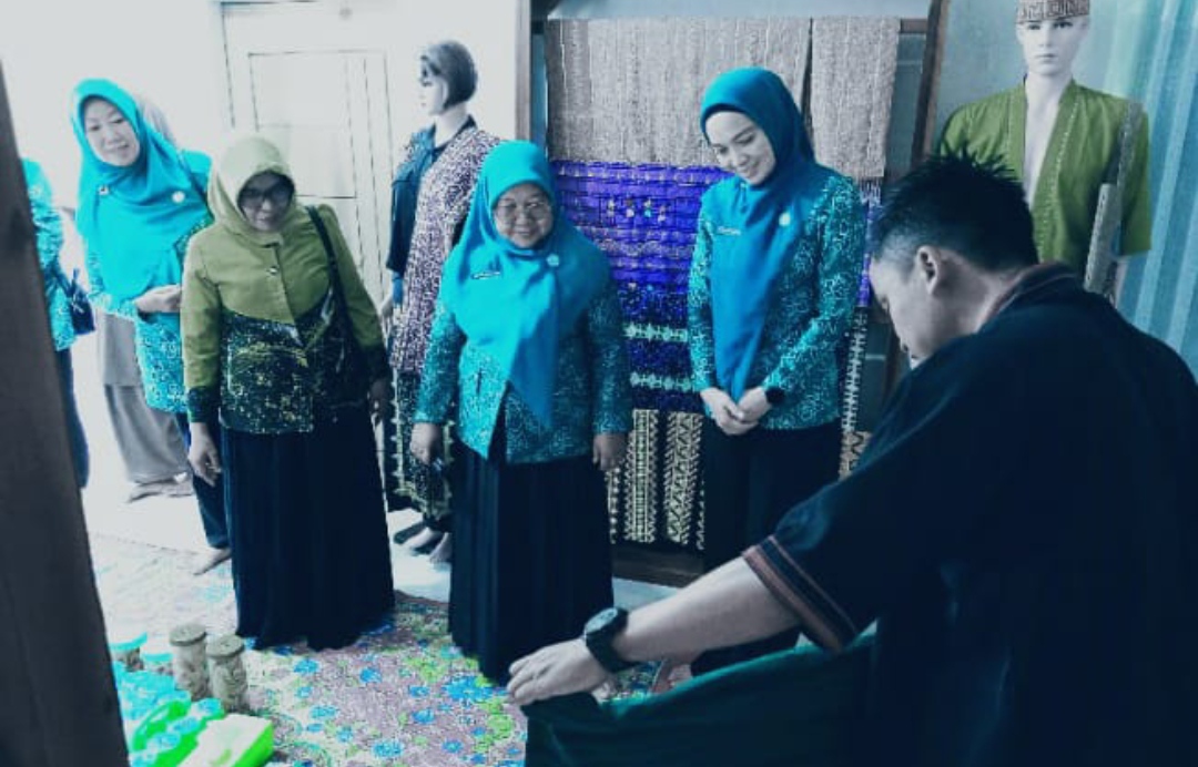 Pengrajin Kain Tapis di Pringsewu  Dikunjungi Ketua Dekranasda Lampung