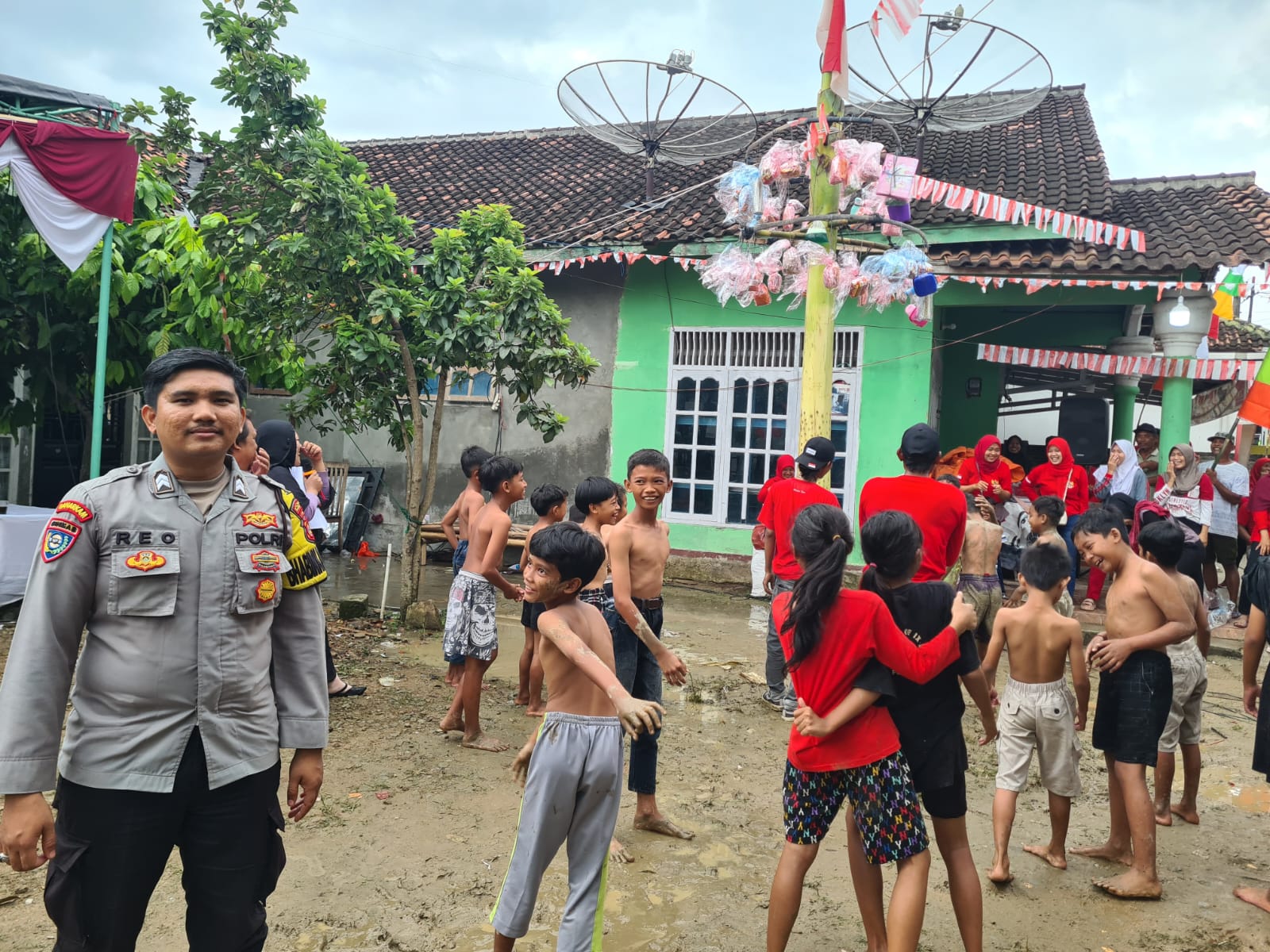 Kebersamaan Polisi dan Warga Warnai Perayaan Hari Kemerdekaan di Pringsewu