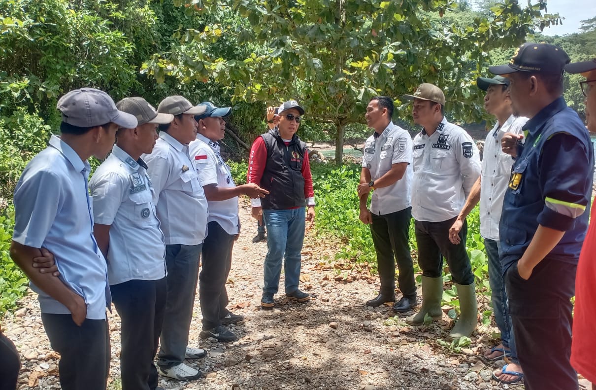 Pj Bupati Tanggamus dan Kadis BMBK Tinjau Jalan Kelumbayan 