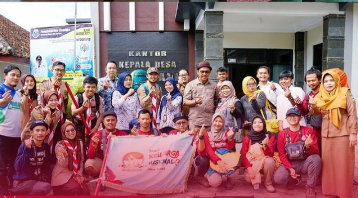 12 Anak Muda Kibarkan Bendera Hari Keluarga Nasional di Gunung Ceremai