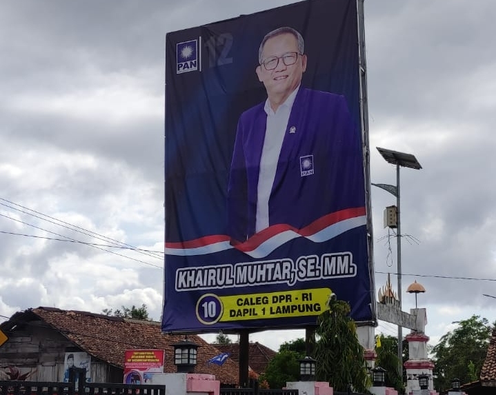 Geleng Kepala! Baliho Caleg Dipasang Gunakan Fasilitas Pemerintah