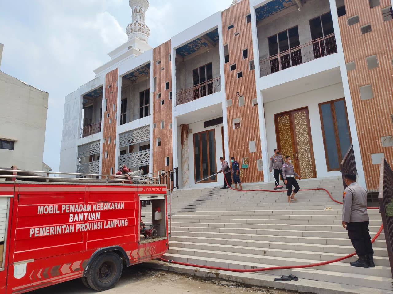 Abu Vulkanik Anak Krakatau Selimuti Fasilitas Publik Pringsewu, Polisi dan Damkar Turun Tangan