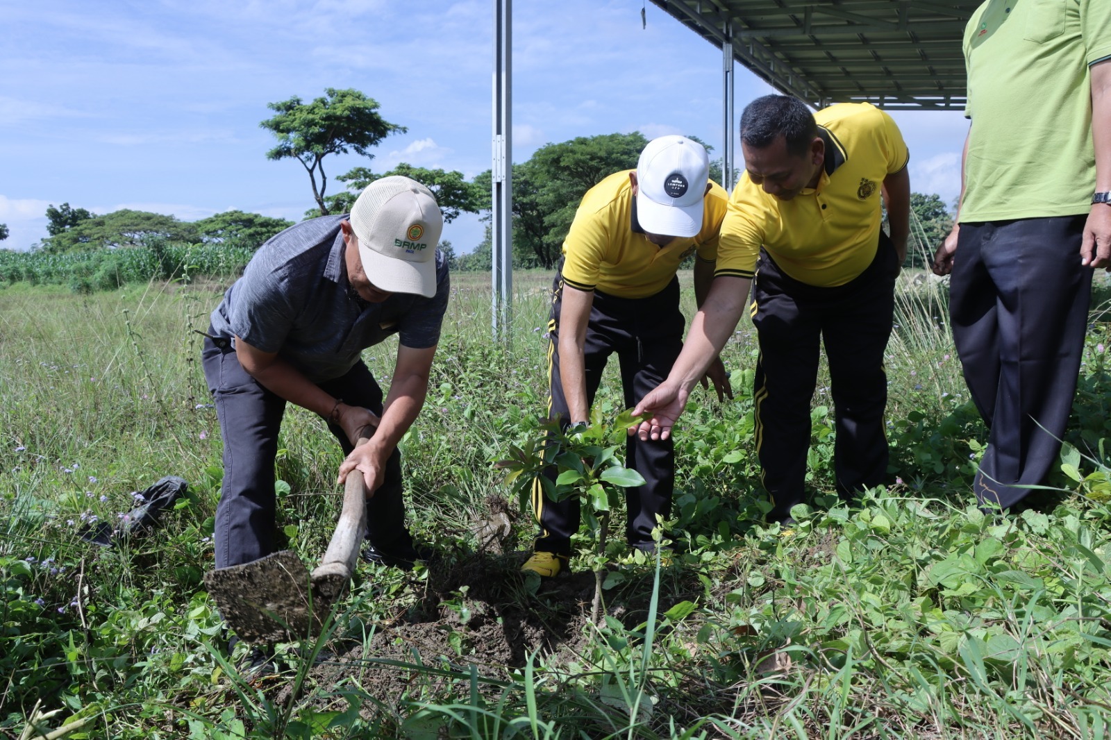 Peduli Lingkungan, Polres Pringsewu Tanam 300 Pohon