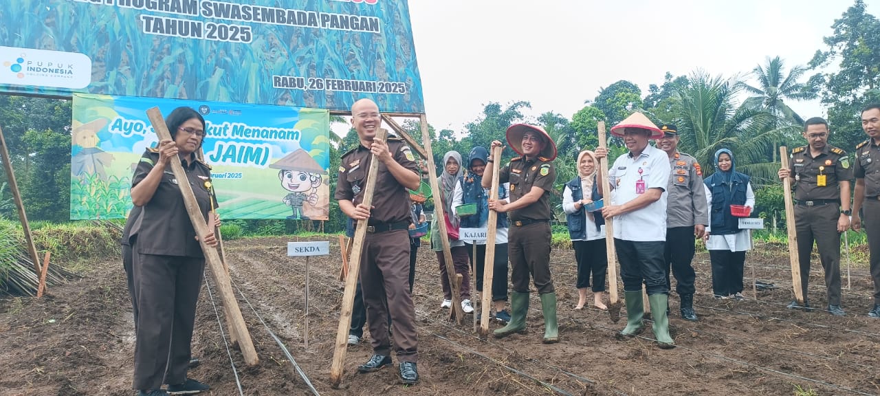 Dukung Swasemda Pangan, Kejari Tanggamus Gulirkan Gerakan Tanam Jagung.