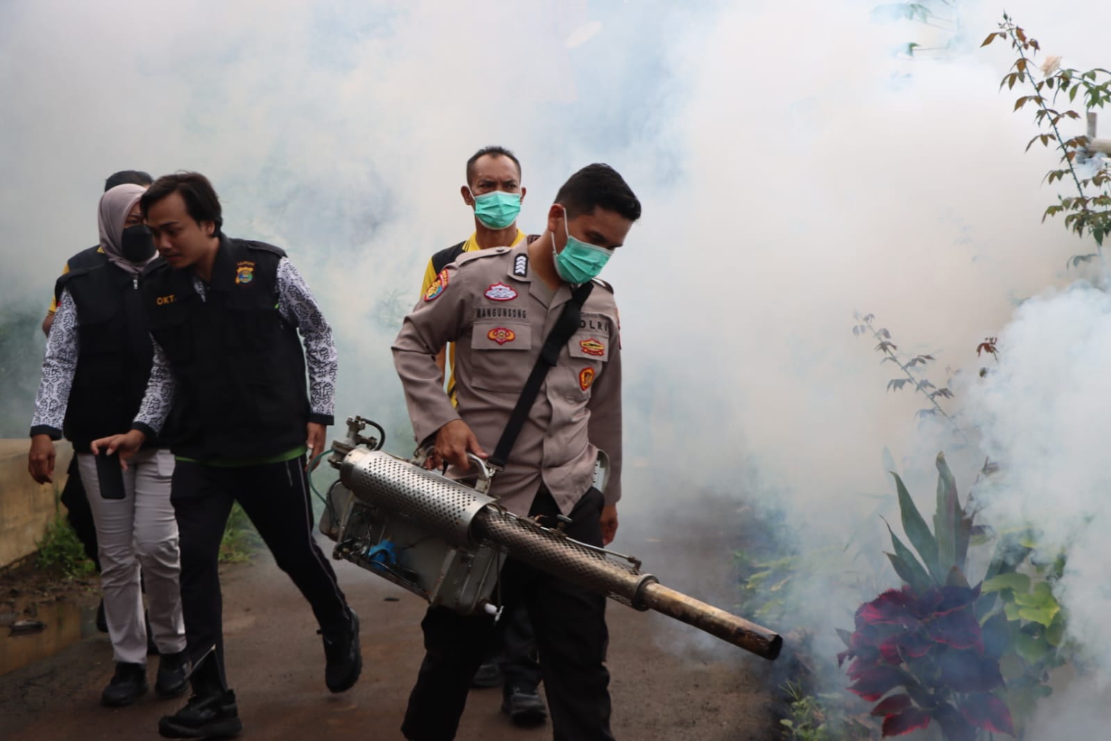 Cegah DBD Polres Tanggamus Gandeng Diskes Lakukan Fogging di Pemukiman Warga