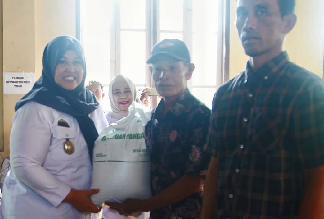 692 Warga Ambarawa Barat Terima Bantuan Pangan