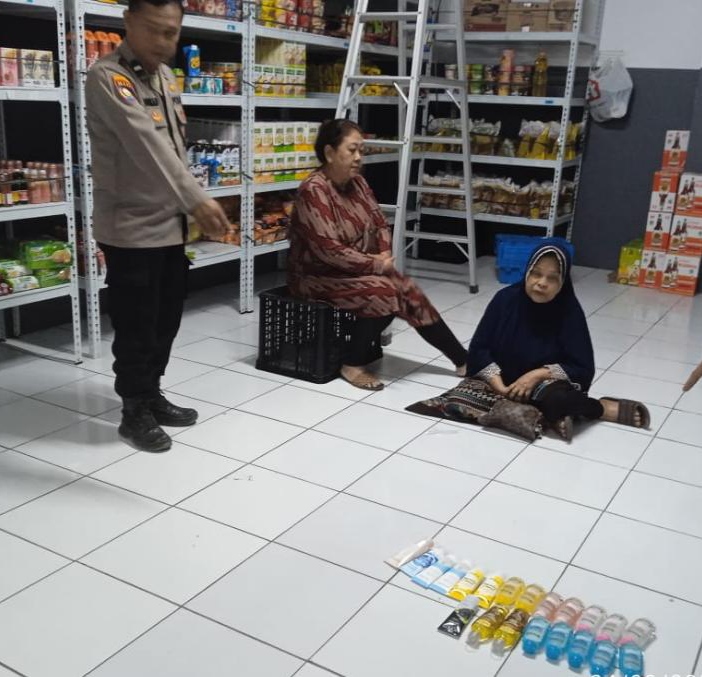 Waduh, Dua Emak-Emak Terpergok Gutil di Alfamidi Pringsewu