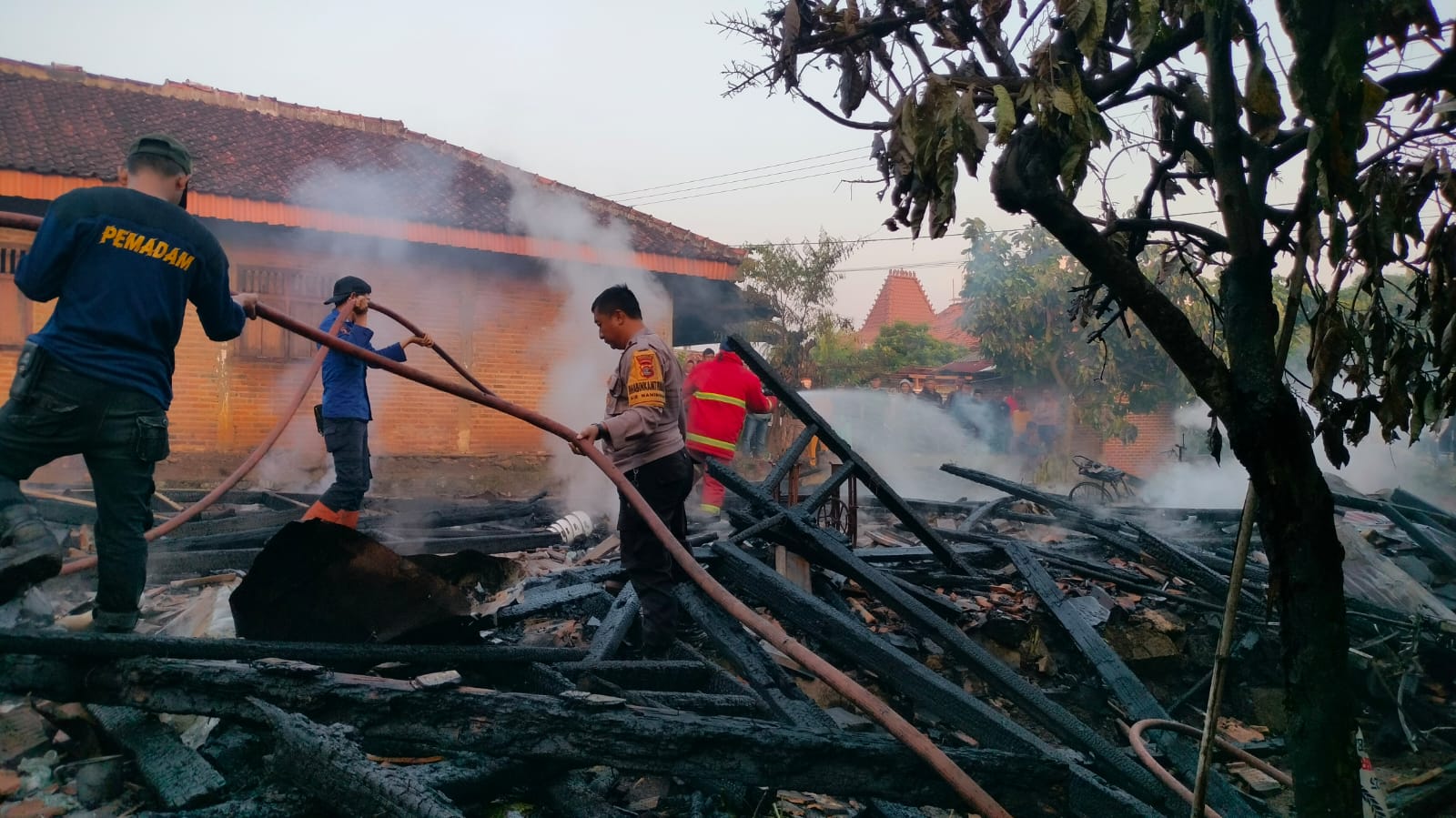Saat Penghuninya Terlelap Tidur, Satu Rumah di Pekon Tanjung Begelung Terbakar