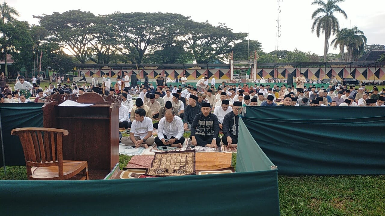Pj Bupati Tanggamus Mulyadi Irsan Salat Idul Fitri Bersama Masyarakat di Lapangan Merdeka