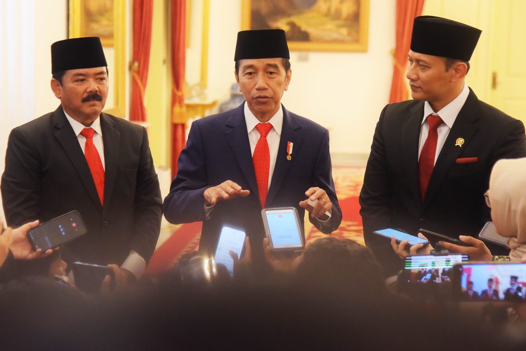 Jokowi Lantik Menkopolhukam dan Menteri ATR/BPN