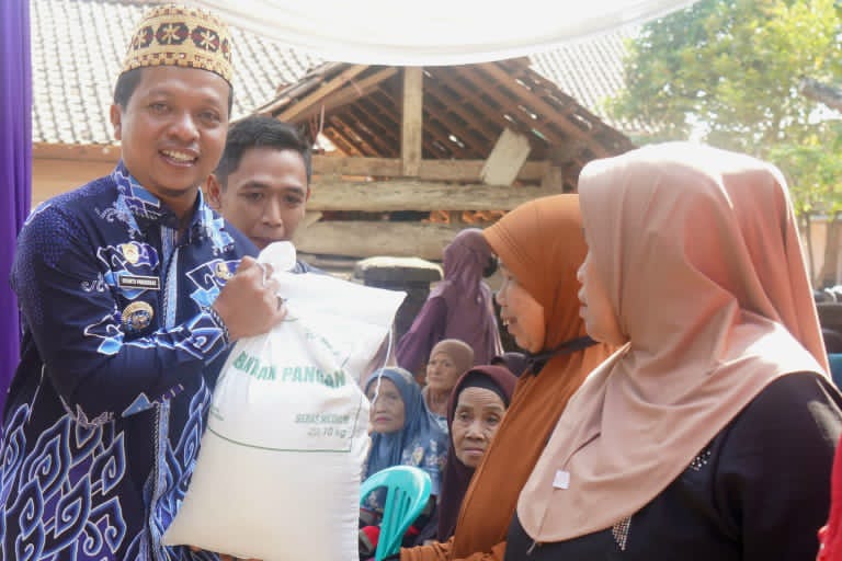 694 Warga Pamenang Terima Bantuan Beras, Total Capai 20,8 Ton