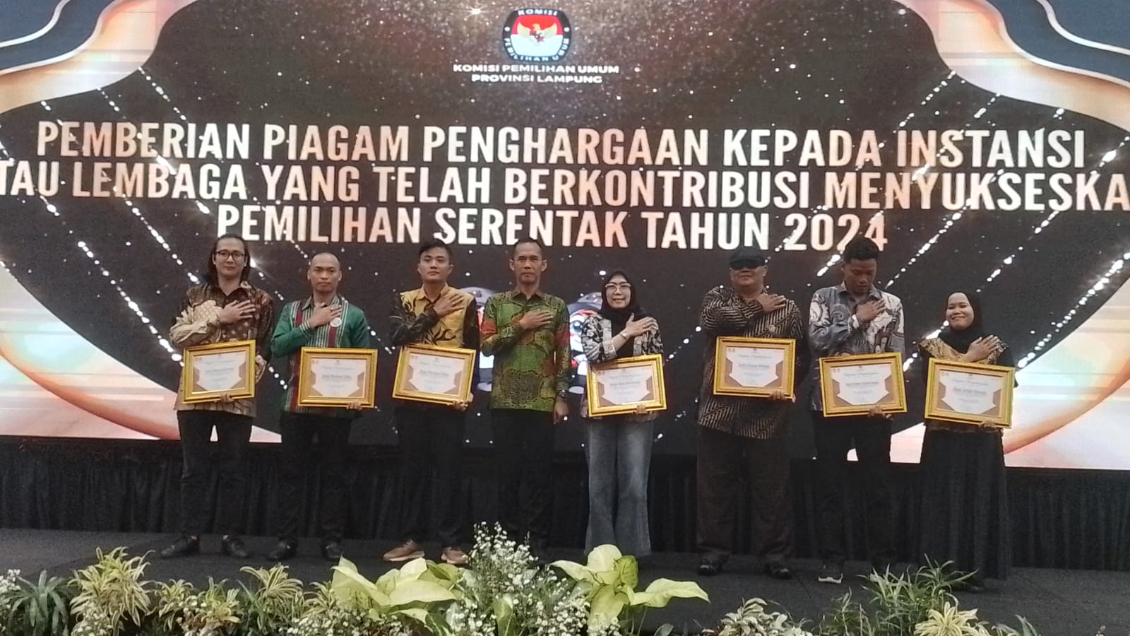 Ikut Berkontribusi Dalam Suksesnya Pilkada 2024, IWO Lampung Terima Penghargaan dari KPU Lampung