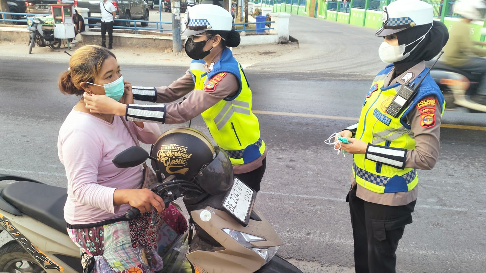 Antisipasi Dampak Abu Vulkanik, Satlantas Pringsewu Bagikan Masker ke Pengguna Jalan