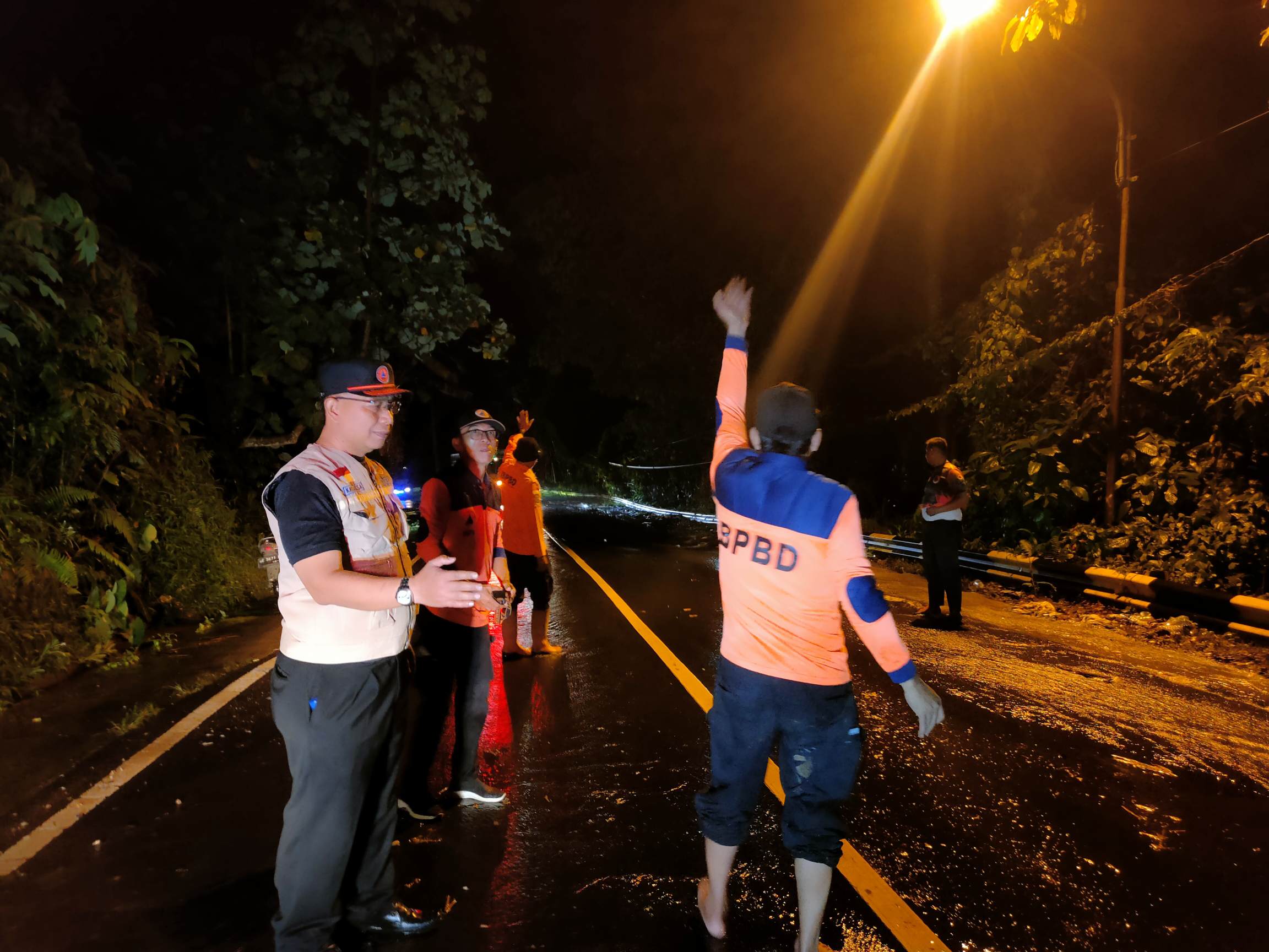 Longsor  Batu Keramat, BPBD Tanggamus Sigap Bersihkan Material Demi Kelancaran Lalin