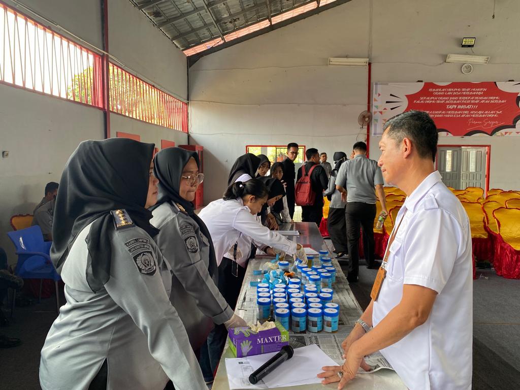 BNNK Lamsel Tes Urine Mendadak di Lapas Narkotika Bandar Lampung, Ini Hasilnya