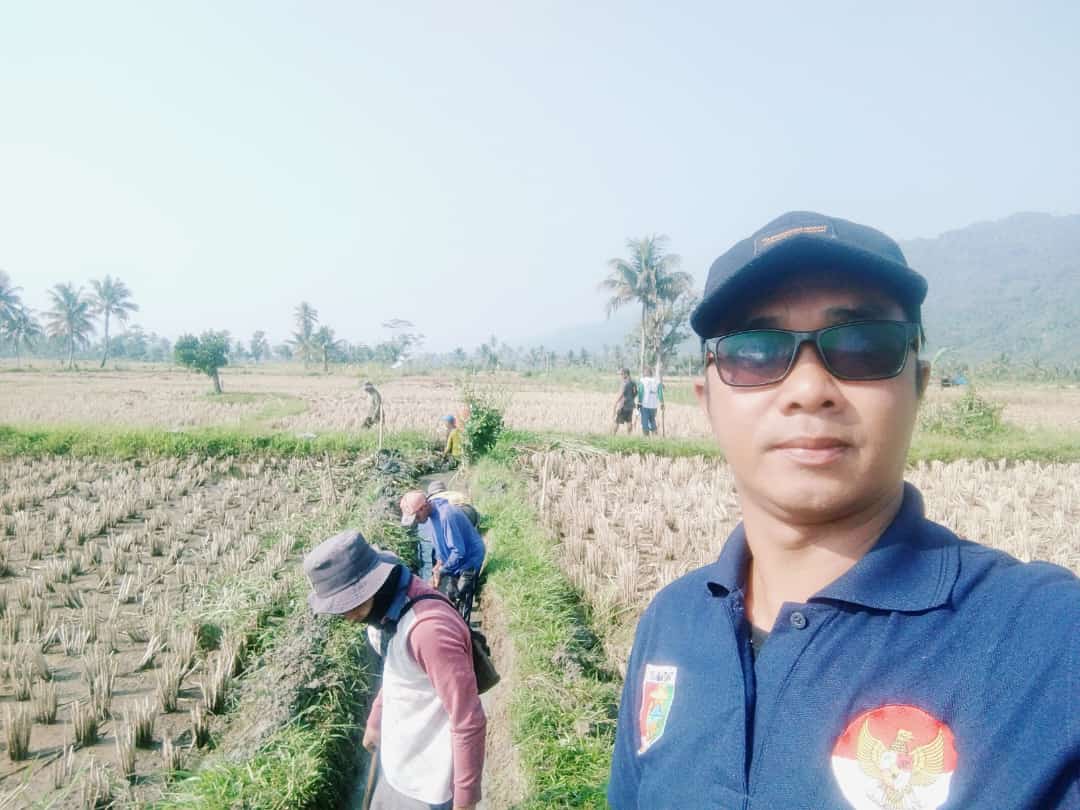 Berharap Hasil Panen Meningkat, Petani di Pekon Sedayu Gotong-royong Benahi Siring Irigasi