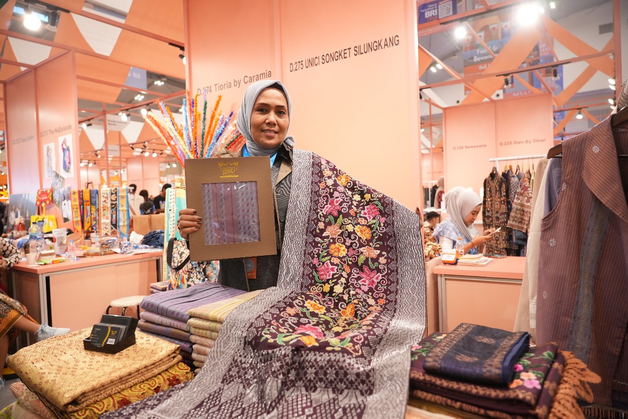 Ciptakan Pengusaha Berdaya Saing Global, UMKM Songket Binaan BRI Sukses Tembus Pasar Internasional