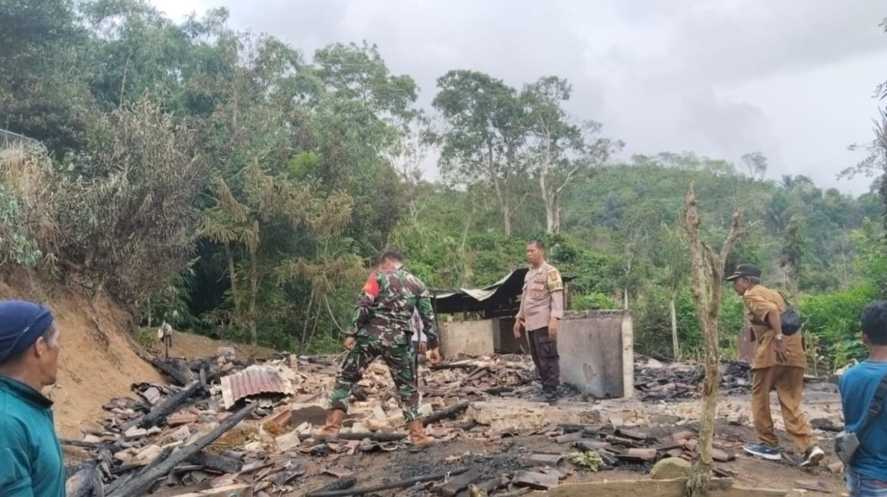 Diduga Korlsteling Listrik, Satu Rumah di Petay Kayu Ulu Belu Habis Dilalap Api