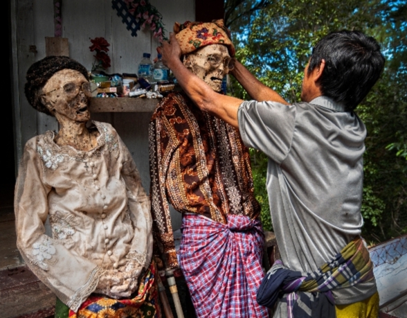 Tradisi Dan Ritual Unik Di Indonesia,  Bahkan Mayat Dibersihkan?