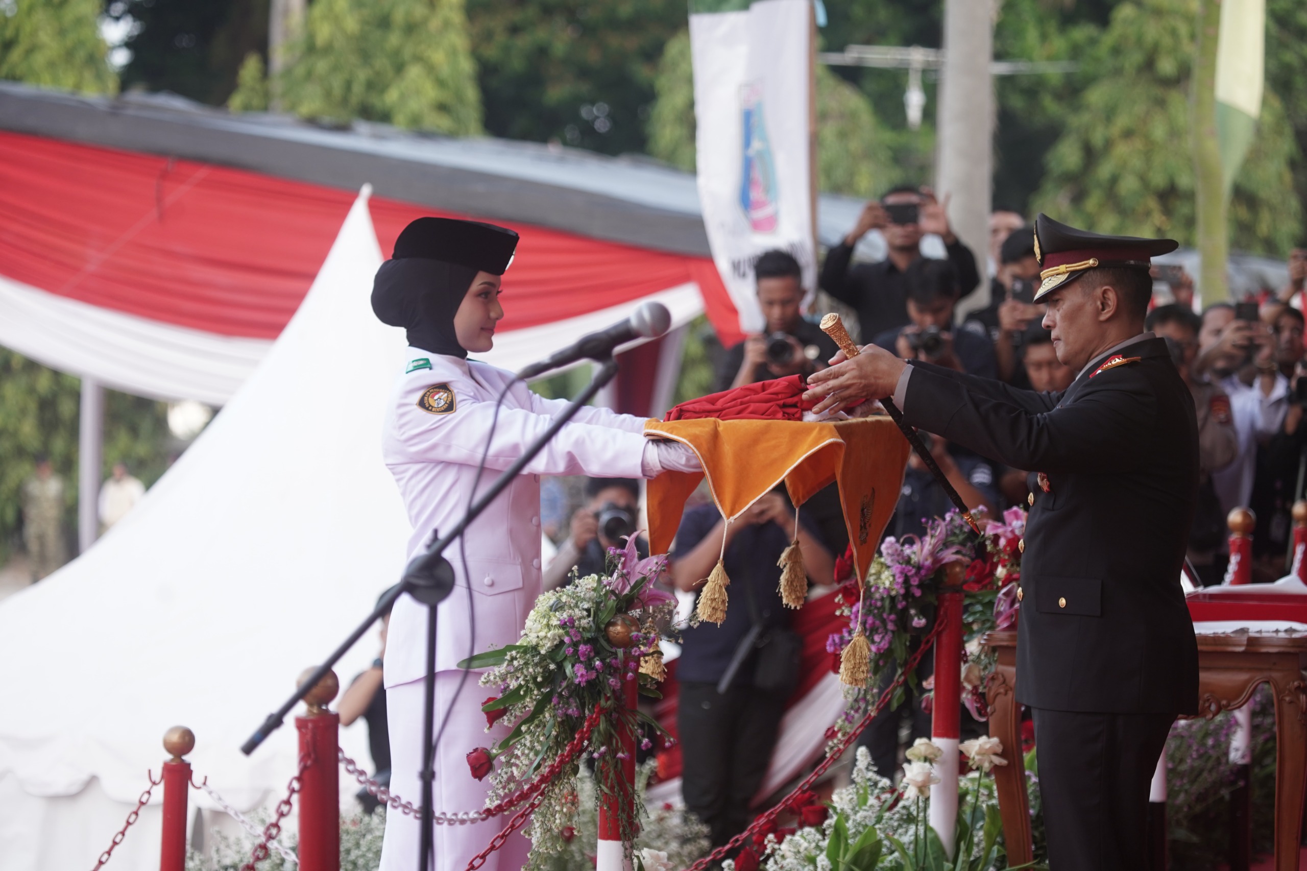 Kapolda Lampung Pimpin Upacara Penurunan Bendera HUT 81 RI