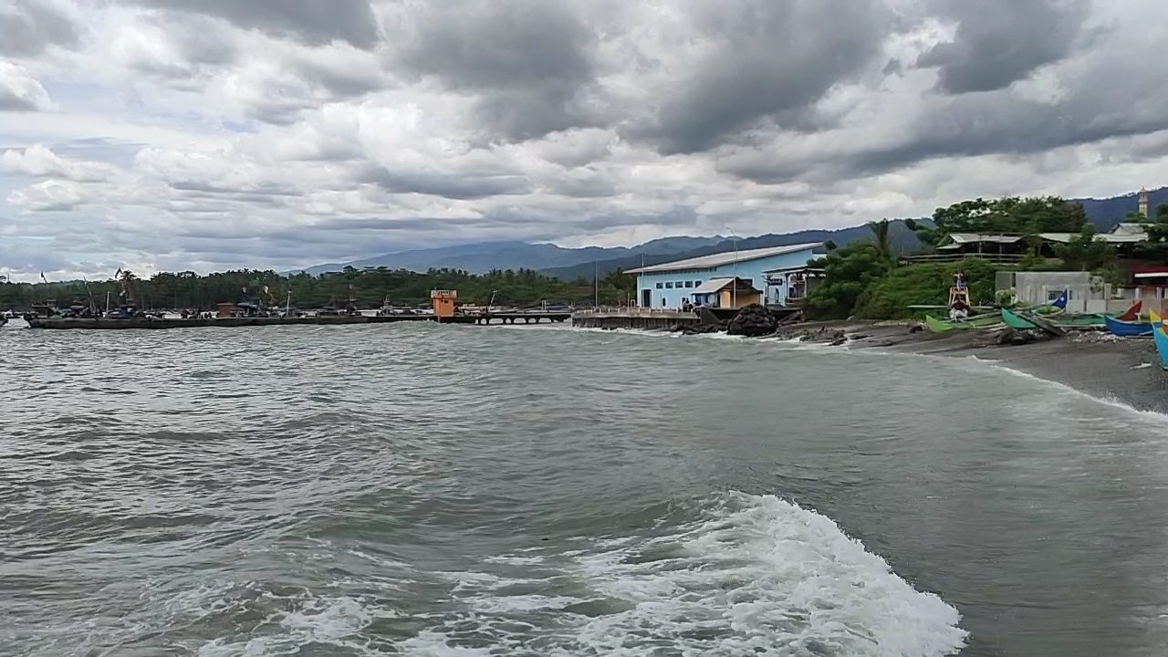 BMKG Prediksi Cuaca Ekstrem Hingga 31 Januari, Warga Yang Berlibur ke Pantai Diimbau Waspada