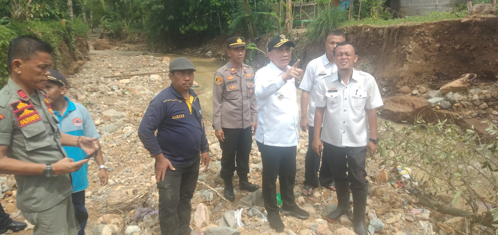 Pj Bupati Tanggamus dan Jajaran Forkopimda Meninjau Banjir di Pematangsawa