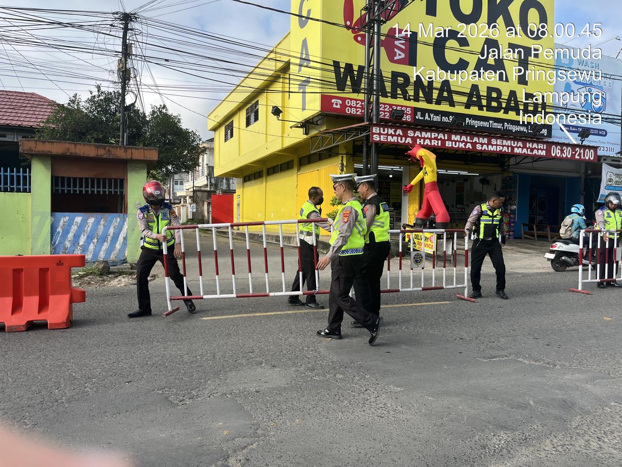 Cegah Kemacetan, Satlantas Polres Pringsewu Pasang Barrier di Titik Rawan