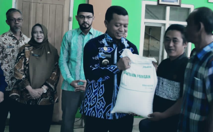 Bupati Pringsewu Salurkan 11,5 Ton Beras, Ratusan Warga Fajarmulia Terima Bantuan Pangan