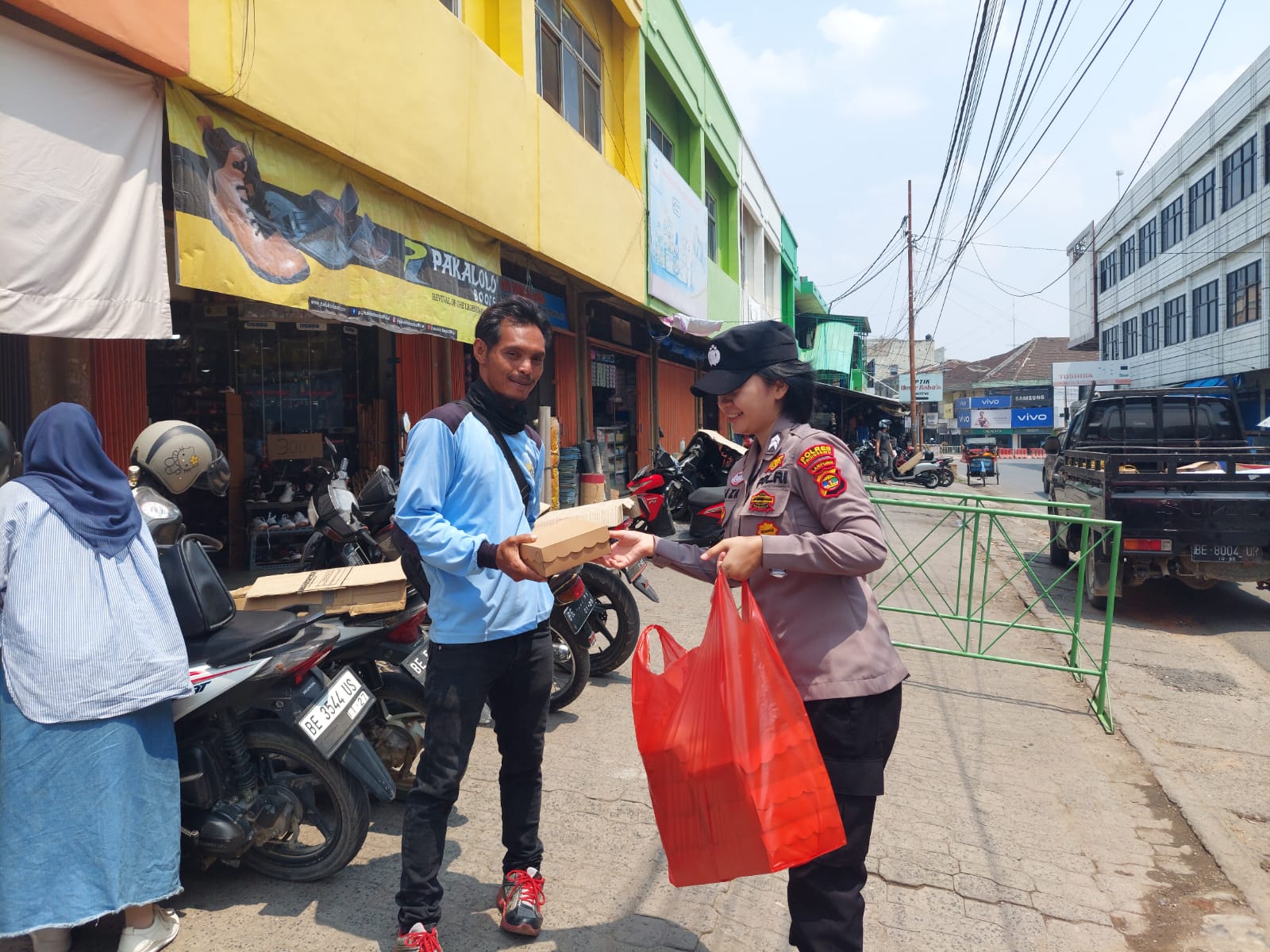 Polwan Polres Pringsewu Sosialisasikan Pemilu Damai sambil Berbagi